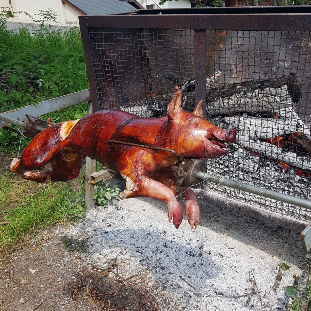 Cochon à la broche Gite L'Odyssée Montagnarde